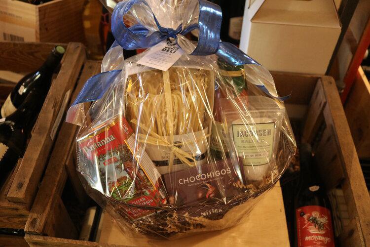 Traditional Gift Basket - Image 3